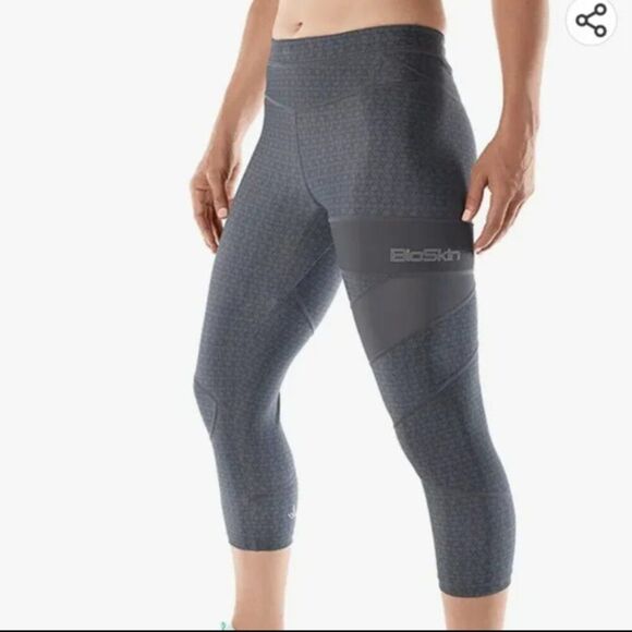 NWT BioSkin Running Capris in Charcoal Hex | Size M - Picture 1 of 11